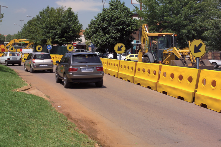 Read more about the article The Role of Plastic Road Barriers in Construction Sites: Safety and Efficiency